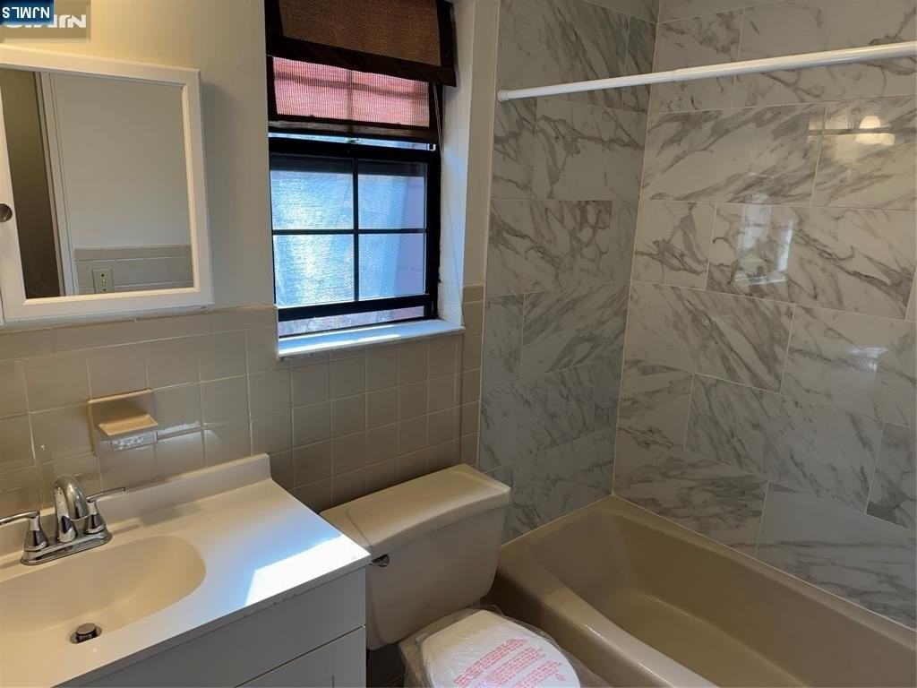 252 Collignon Way Apt 3b - Photo 7 of 11