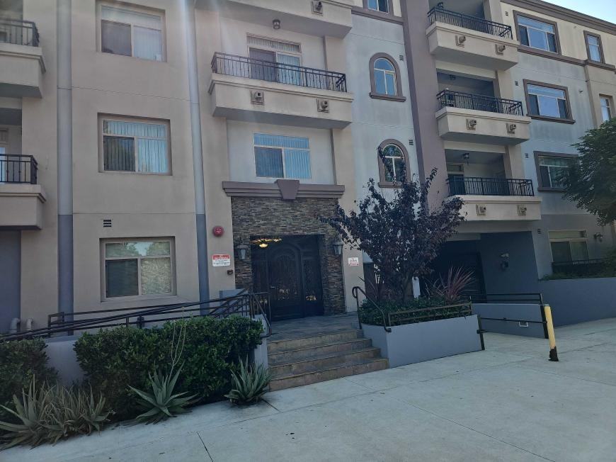 11110 Riverside Dr - Photo 2 of 10