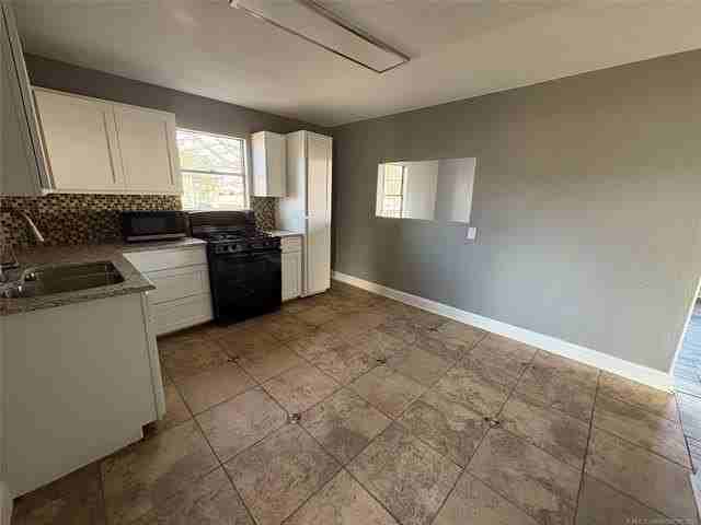 109 N Walker St - Photo 5 of 12