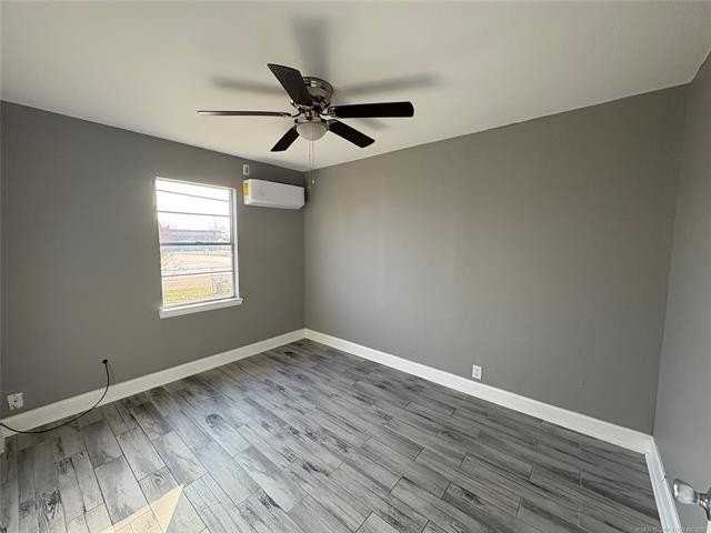 109 N Walker St - Photo 7 of 12