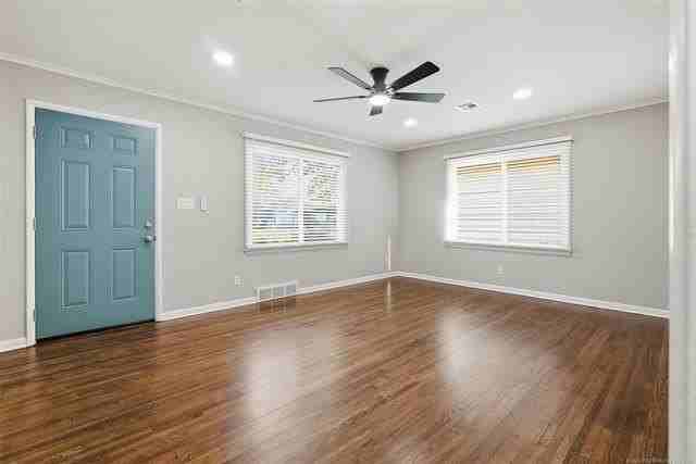 1014 E 38th St - Photo 5 of 29