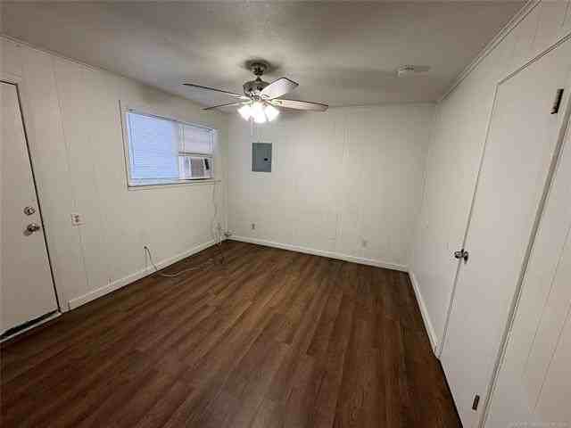 516 W Locust St - Photo 5 of 8