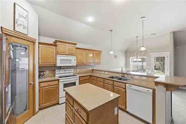 701 E Boston St - Photo 7 of 28