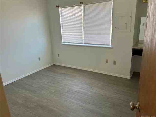 1117 W 4th St Apt 5 - Photo 4 of 9