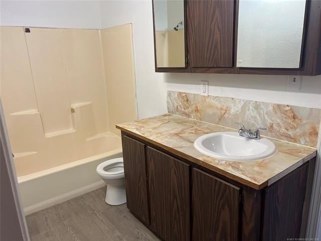 1117 W 4th St Apt 5 - Photo 5 of 9