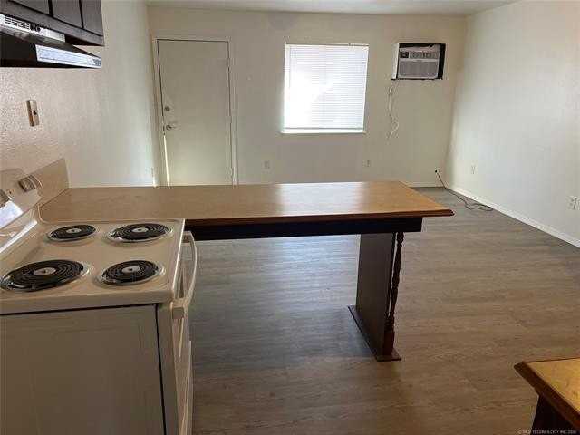 1117 W 4th St Apt 5 - Photo 7 of 9