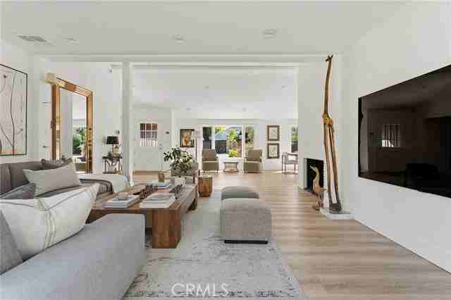 23139 Erwin St - Photo 3 of 8