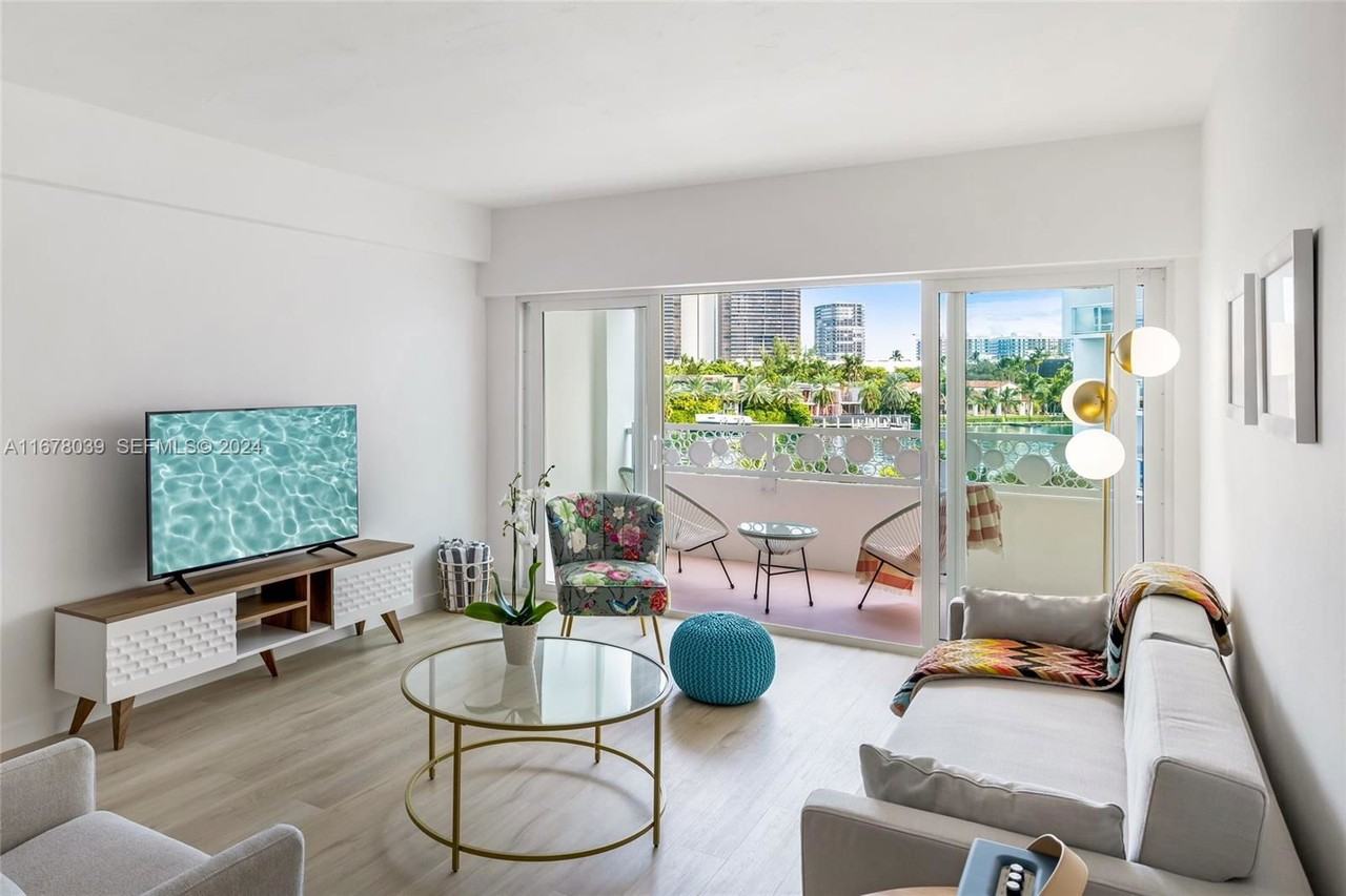 E Bay Harbor Dr #203 - Photo 2 of 8