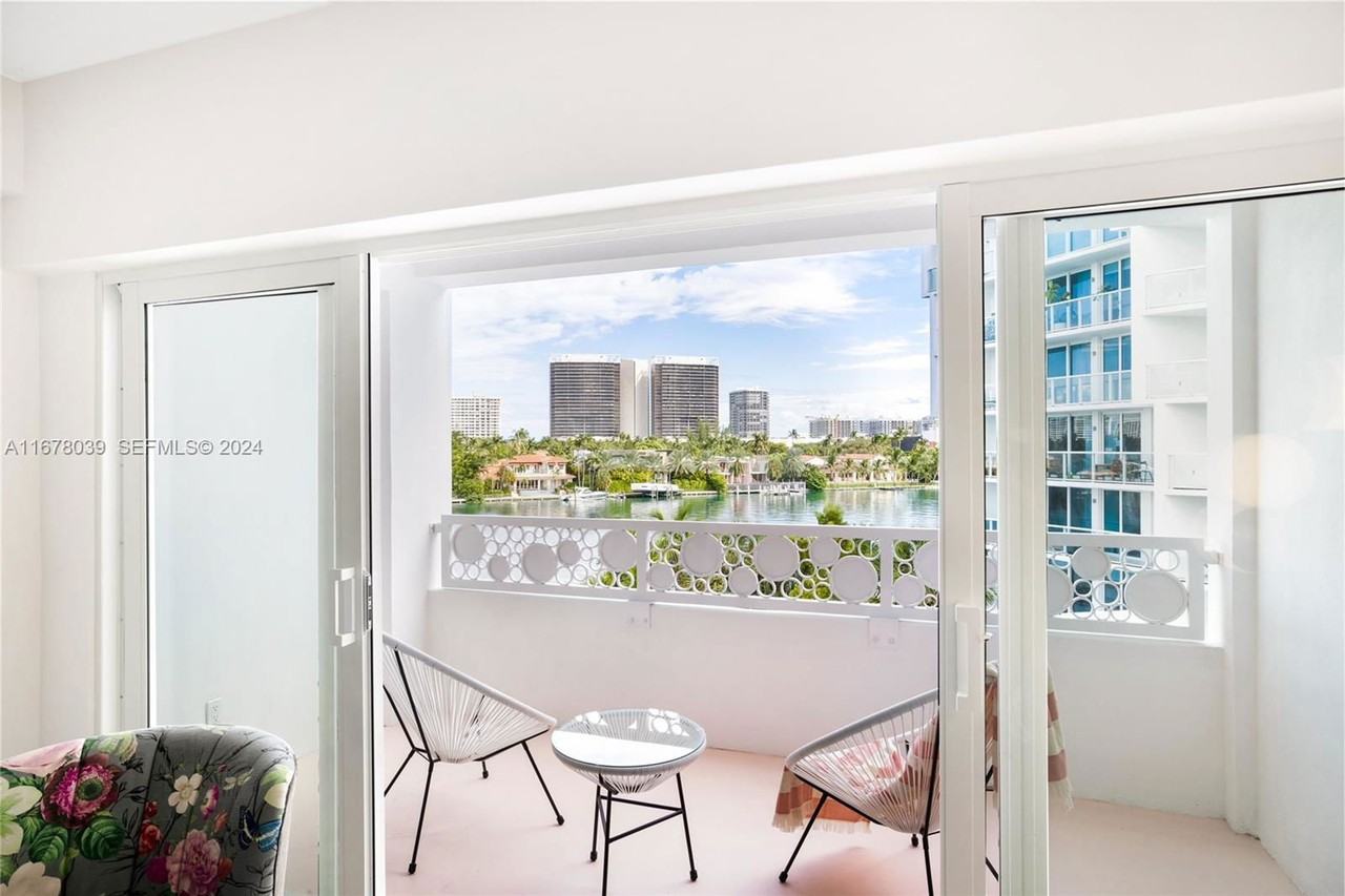 E Bay Harbor Dr #203 - Photo 3 of 8