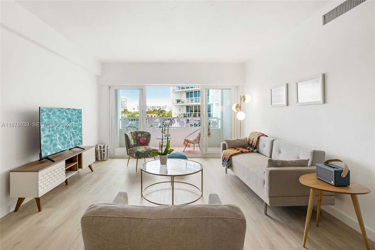 E Bay Harbor Dr #203 - Photo 5 of 8