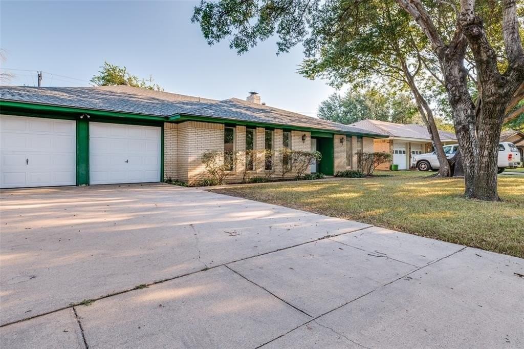 2107 Briarwood Blvd - Photo 2 of 25