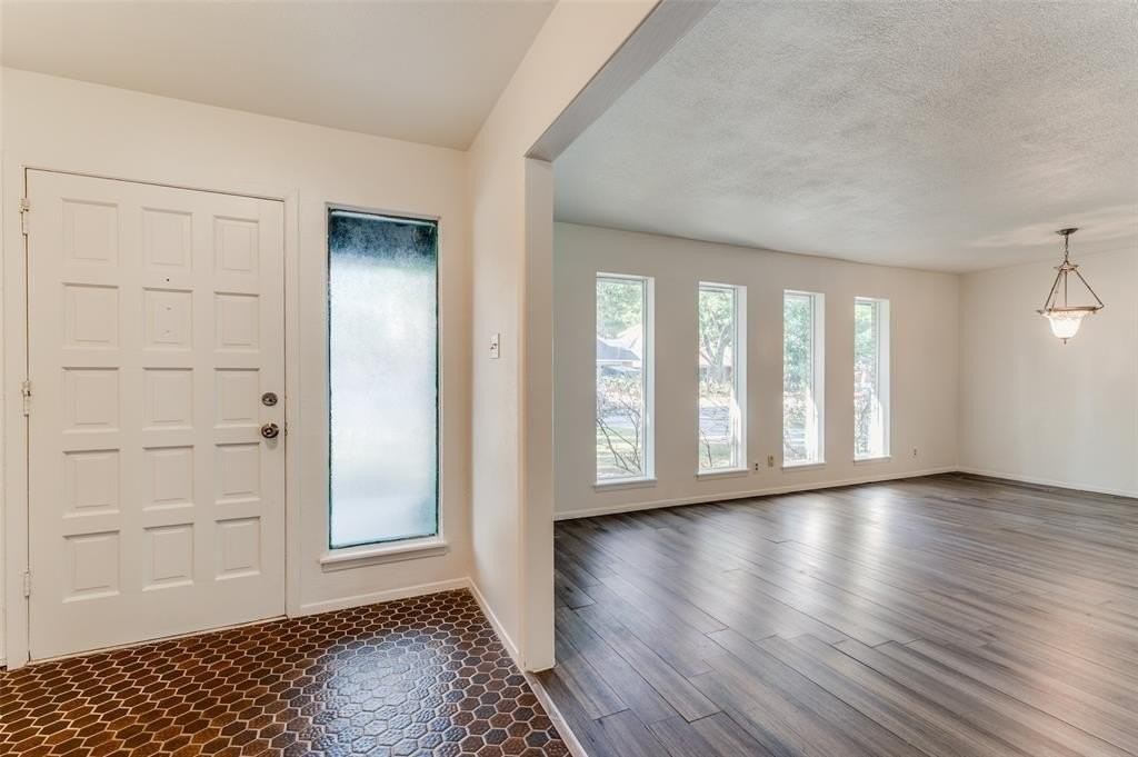 2107 Briarwood Blvd - Photo 3 of 25