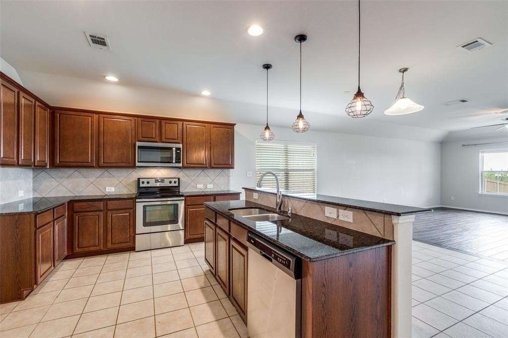 2784 Cresent Lake Dr - Photo 4 of 15