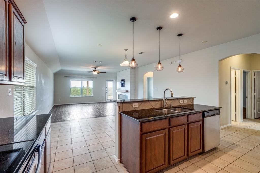 2784 Cresent Lake Dr - Photo 5 of 15