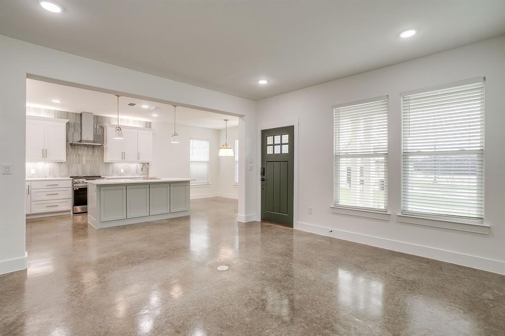 100 Cardinal Woods Ct - Photo 4 of 32