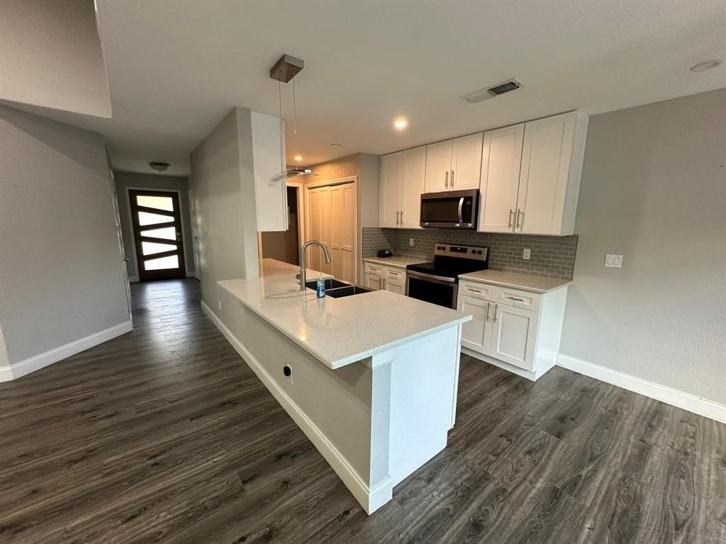 927 S Riverside Dr - Photo 3 of 17