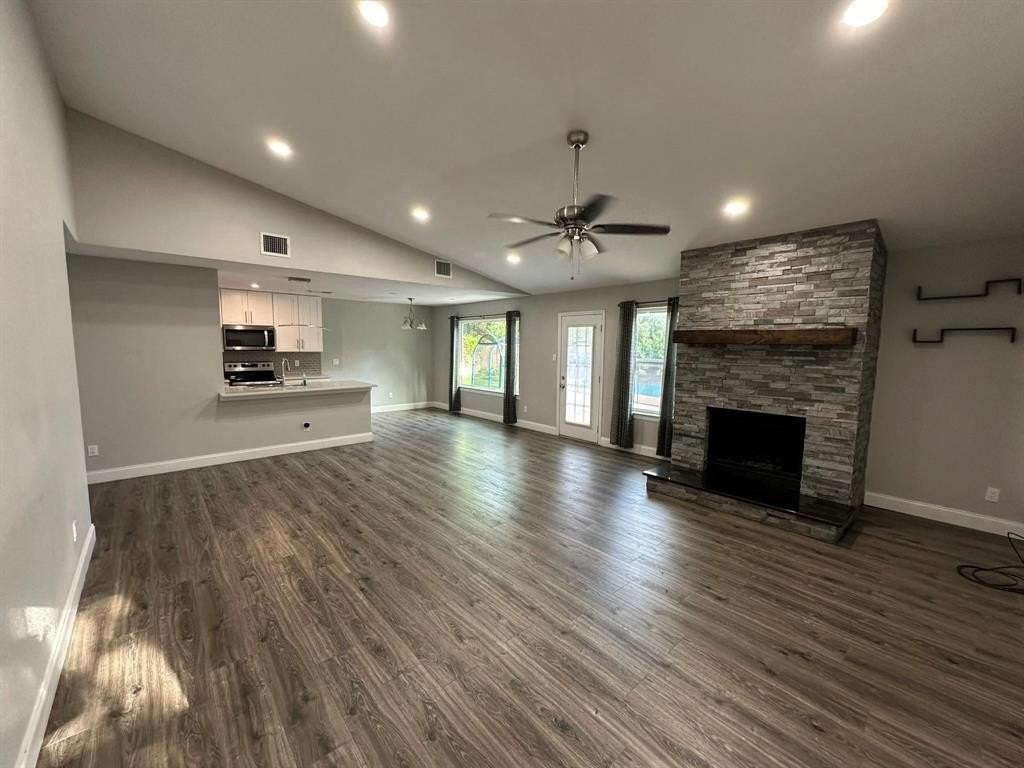 927 S Riverside Dr - Photo 5 of 17