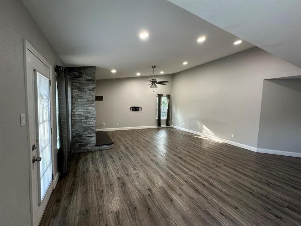 927 S Riverside Dr - Photo 6 of 17