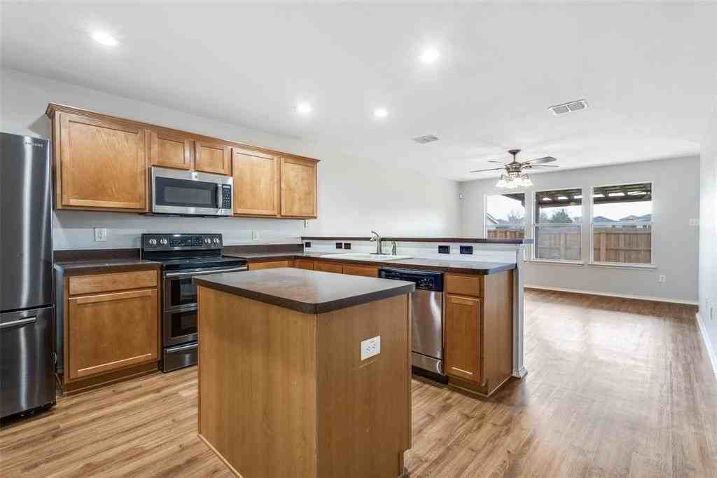 1009 Oak Hollow Ln - Photo 2 of 12