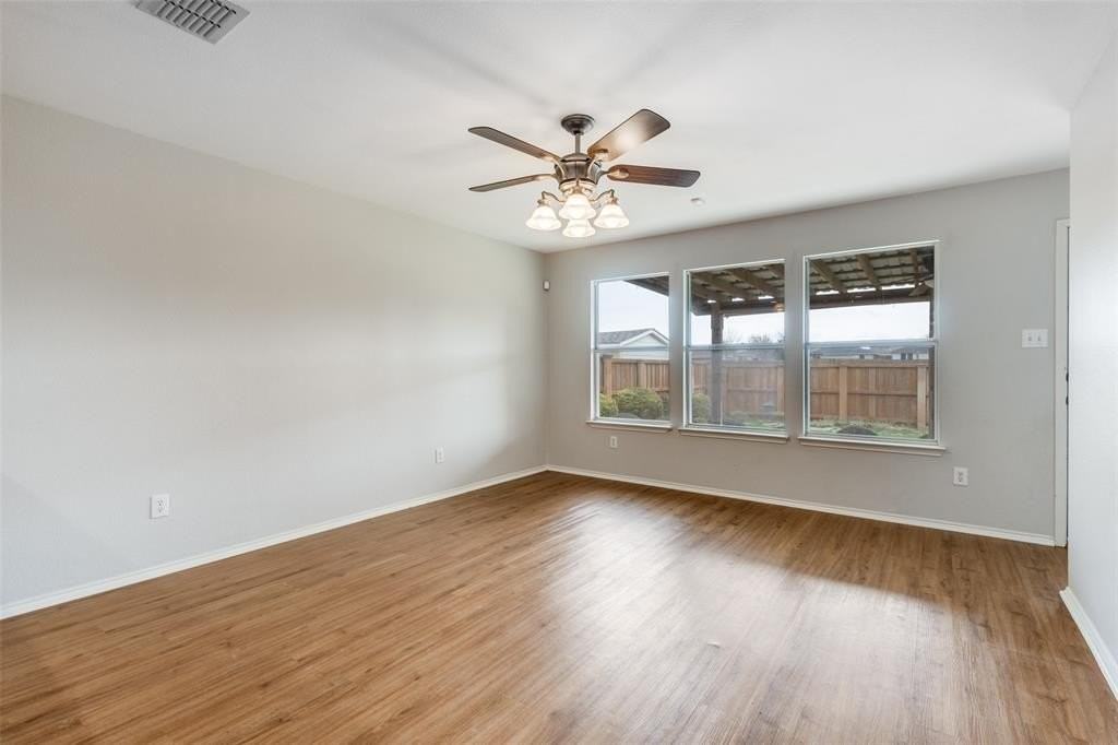 1009 Oak Hollow Ln - Photo 3 of 12