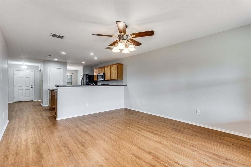 1009 Oak Hollow Ln - Photo 4 of 12