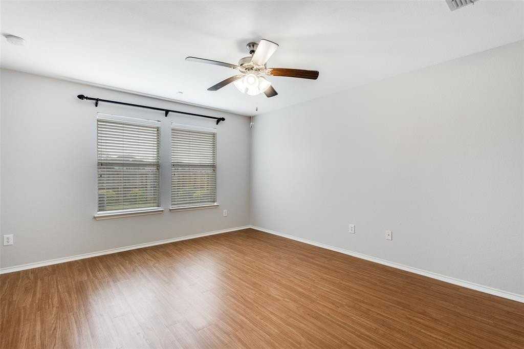 1009 Oak Hollow Ln - Photo 6 of 12