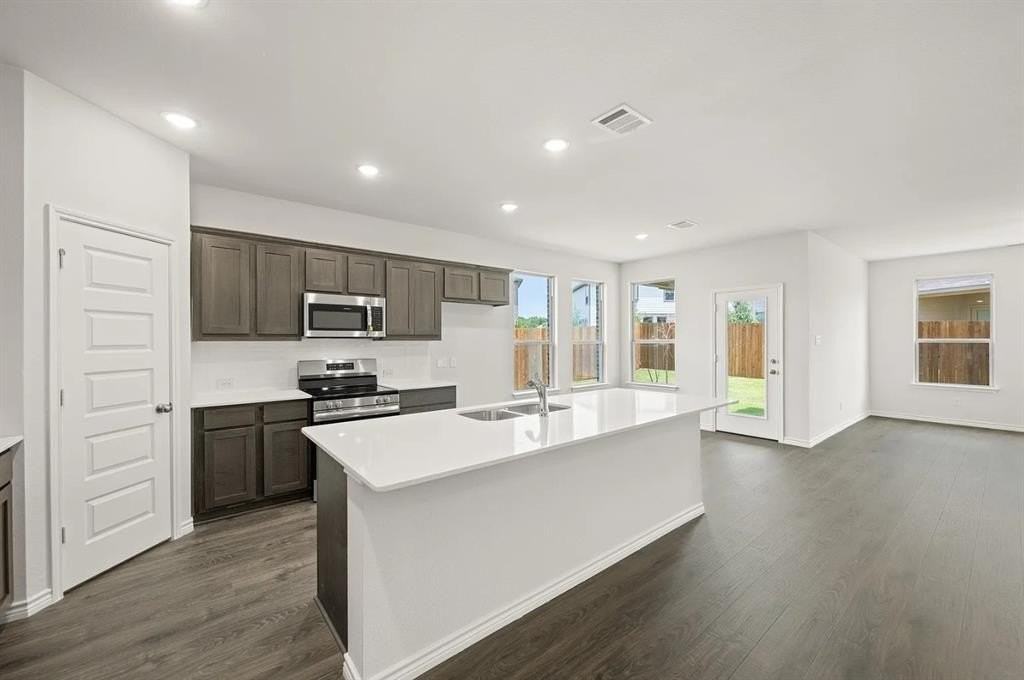 402 Saddle Ln - Photo 3 of 24