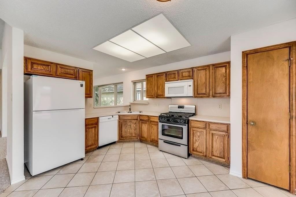 2031 Lansdown Dr - Photo 6 of 15