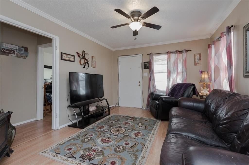 221 W Burton St - Photo 4 of 20