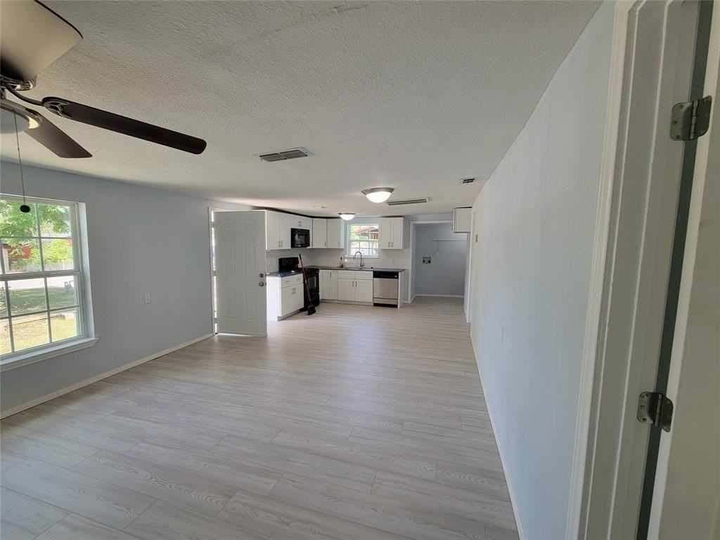 2213 Yale St - Photo 5 of 12