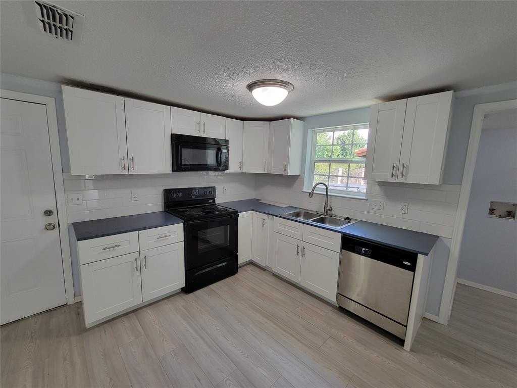 2213 Yale St - Photo 6 of 12