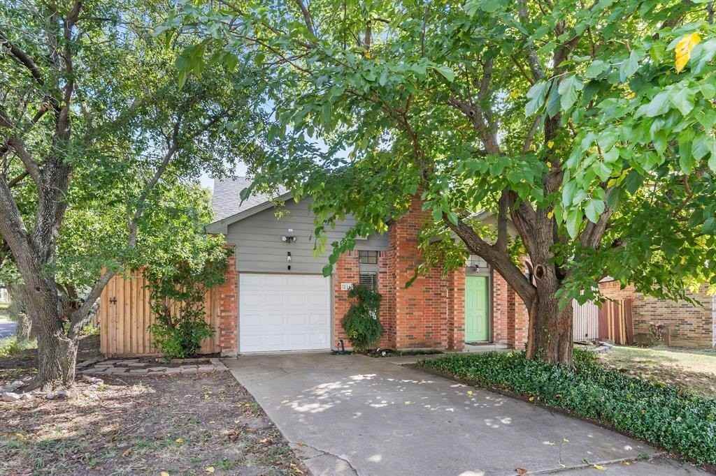 216 Cutting Horse Ln - Photo 2 of 37