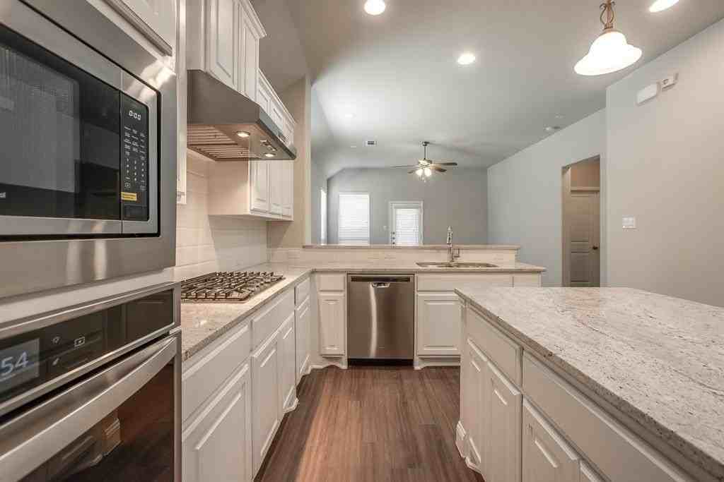 101 Knight Of Realm Blvd - Photo 4 of 14