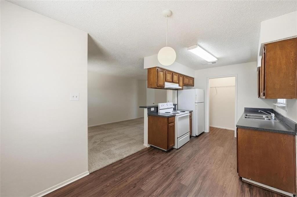 504 Kings Way Dr #C - Photo 3 of 25