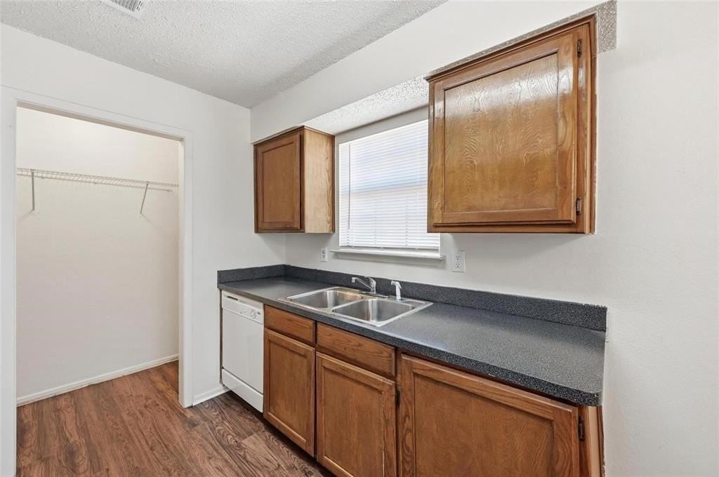 504 Kings Way Dr #C - Photo 5 of 25