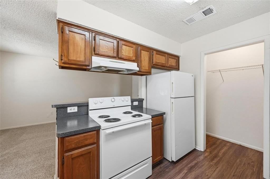 504 Kings Way Dr #C - Photo 6 of 25