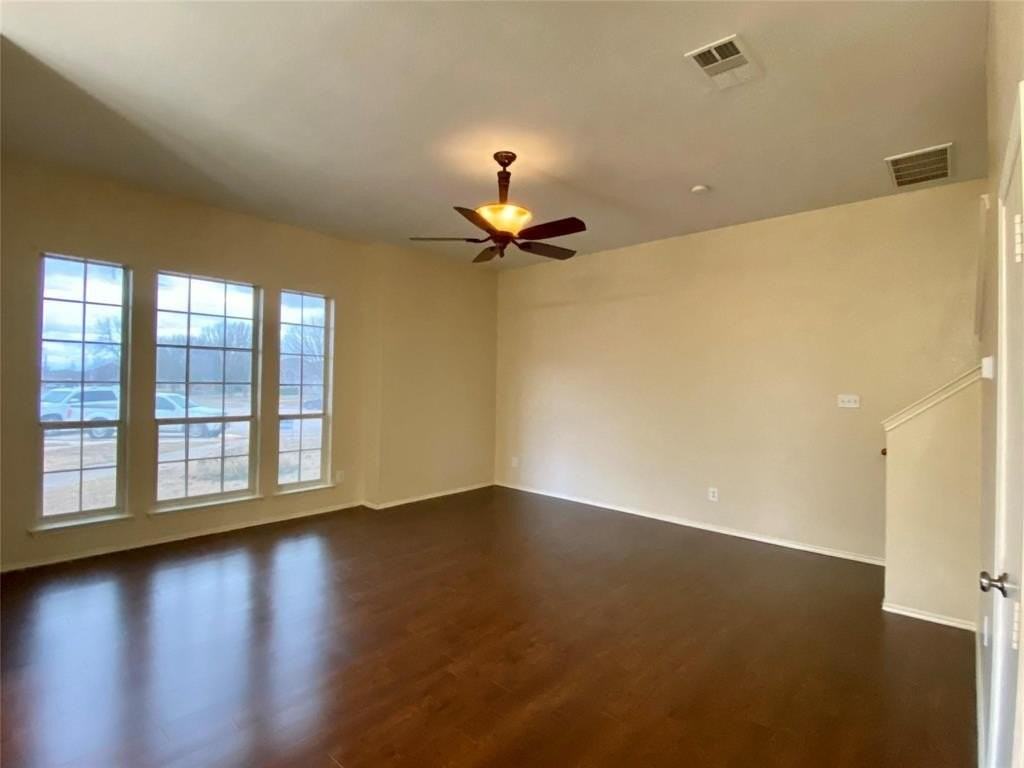 550 Monarch Dr - Photo 3 of 11