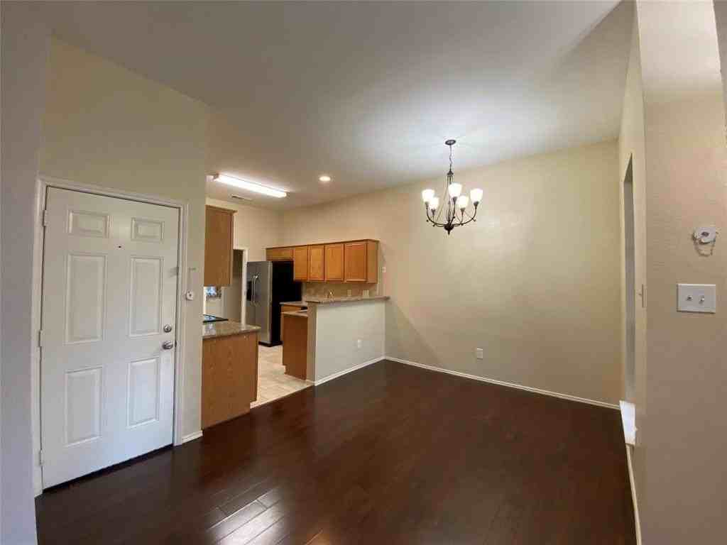 550 Monarch Dr - Photo 4 of 11