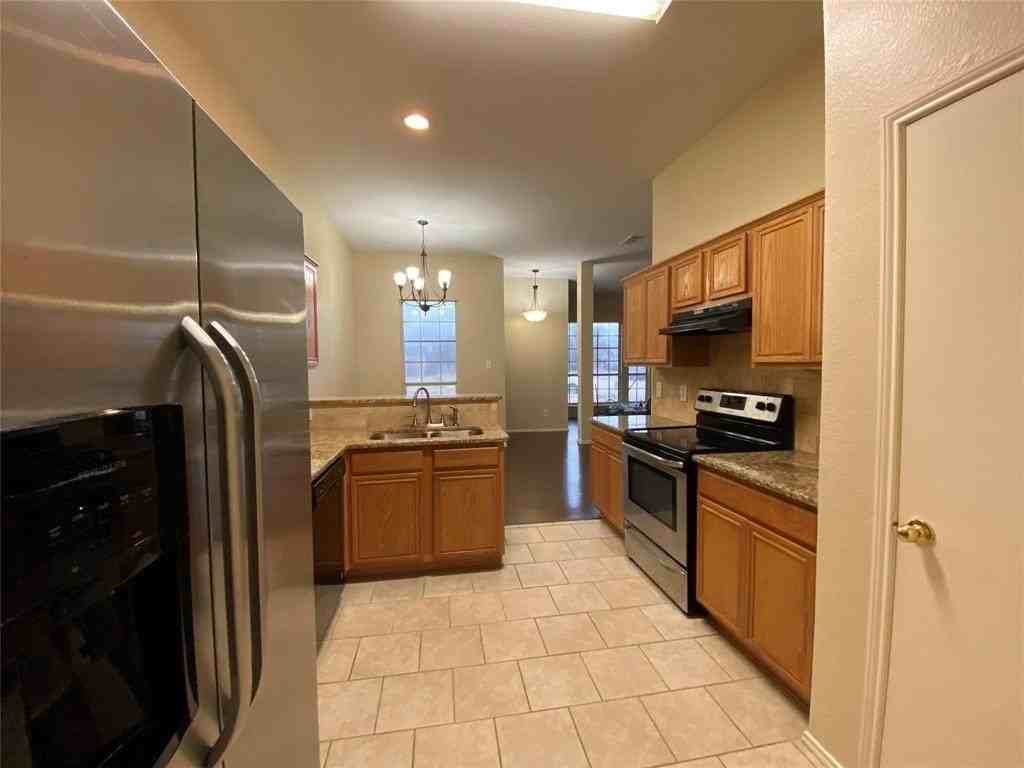 550 Monarch Dr - Photo 6 of 11