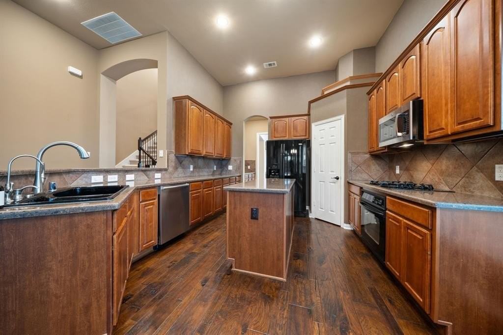 15801 Waterview Dr - Photo 7 of 38