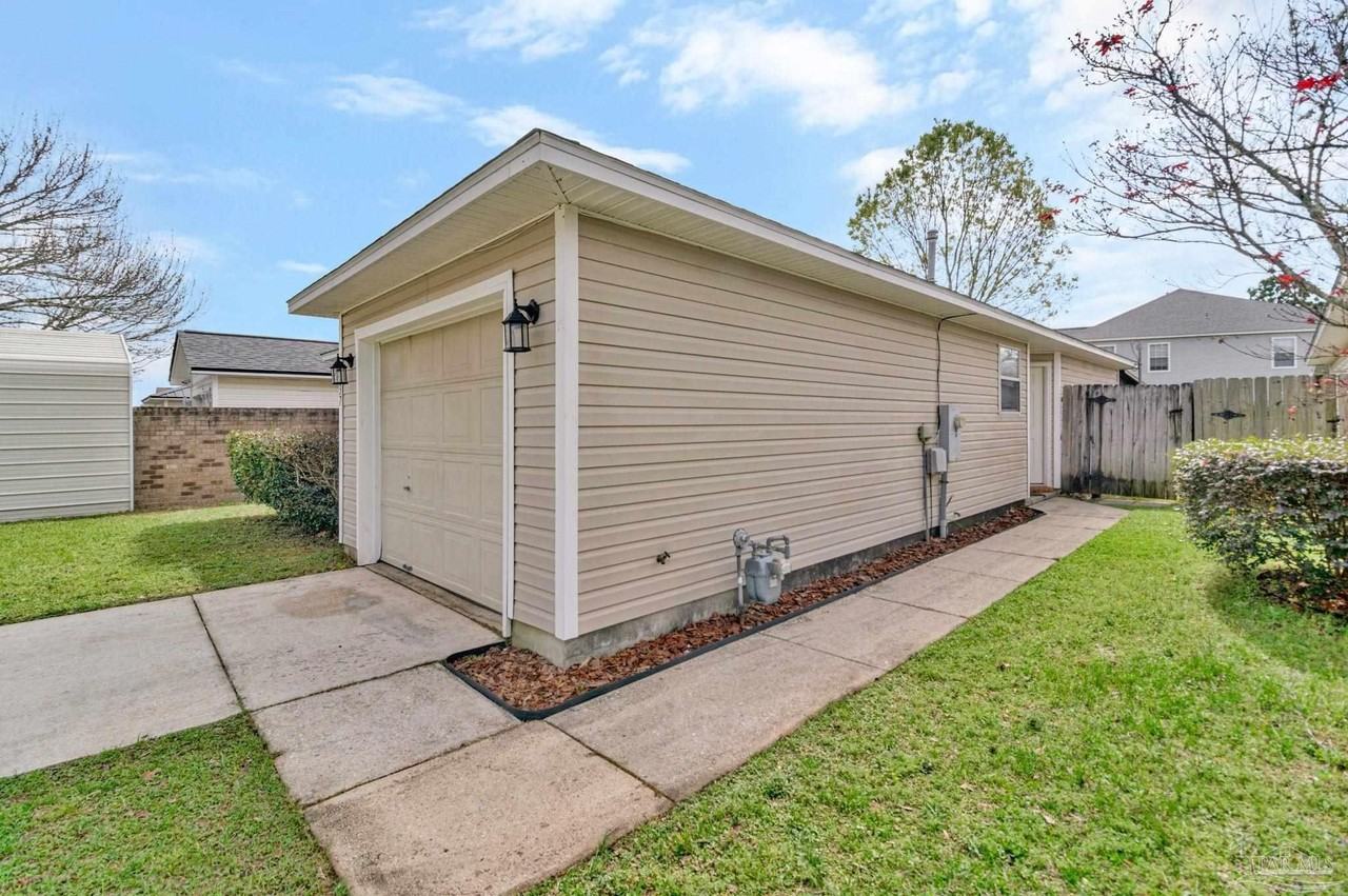 2037 Marquesas Ln - Photo 3 of 36