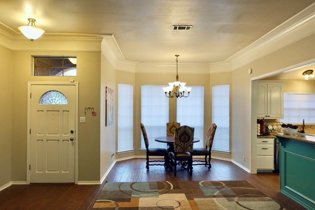 2910 Sandhill Cir - Photo 5 of 43