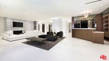 featured image of 900 N Hillcrest Rd