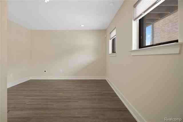 1049 Hampton Cir #44 - Photo 5 of 37