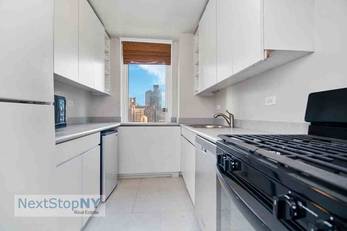 245 E 54th St Apt 15m #15M - Photo 3 of 11