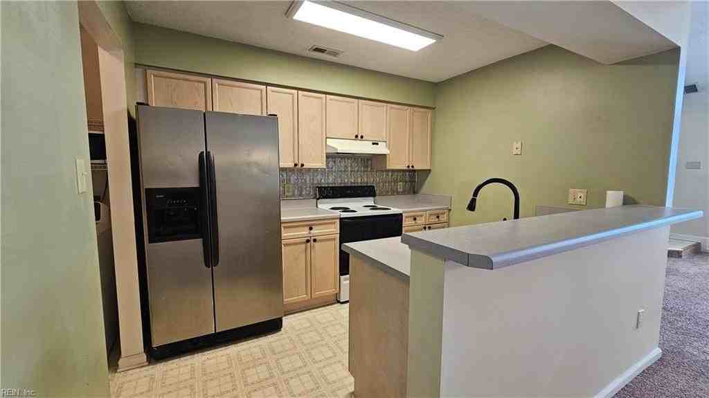 228 N Hill Ln - Photo 5 of 16