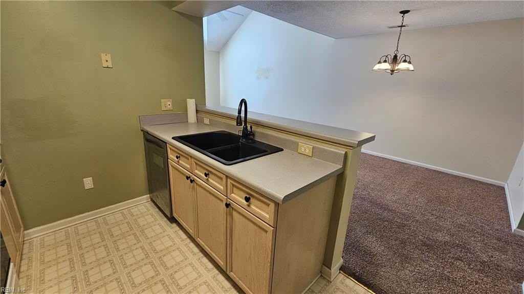 228 N Hill Ln - Photo 6 of 16