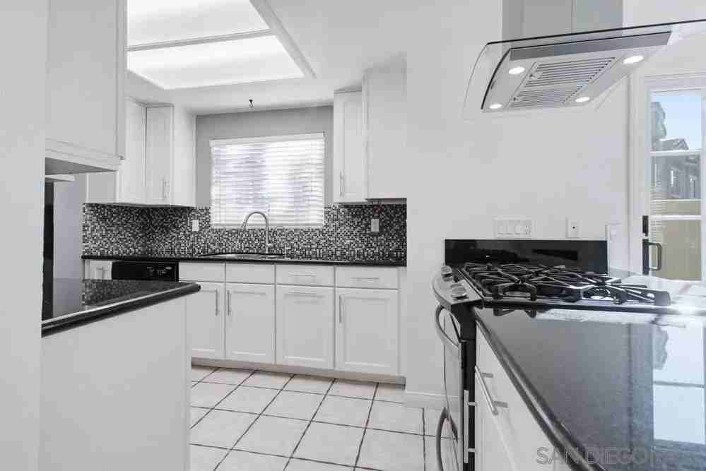 10180 Palm Glen Dr - Photo 3 of 47