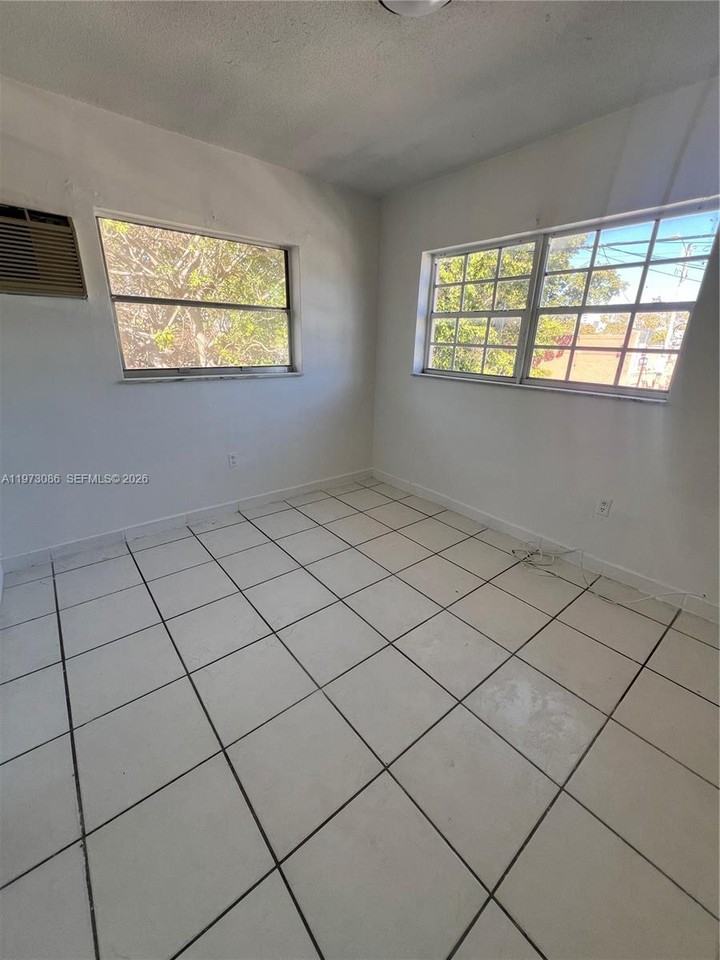 608 Sw 15th Ave - Photo 2 of 8