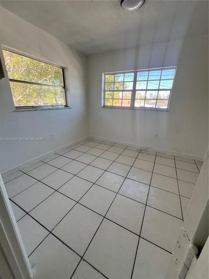 608 Sw 15th Ave - Photo 3 of 8